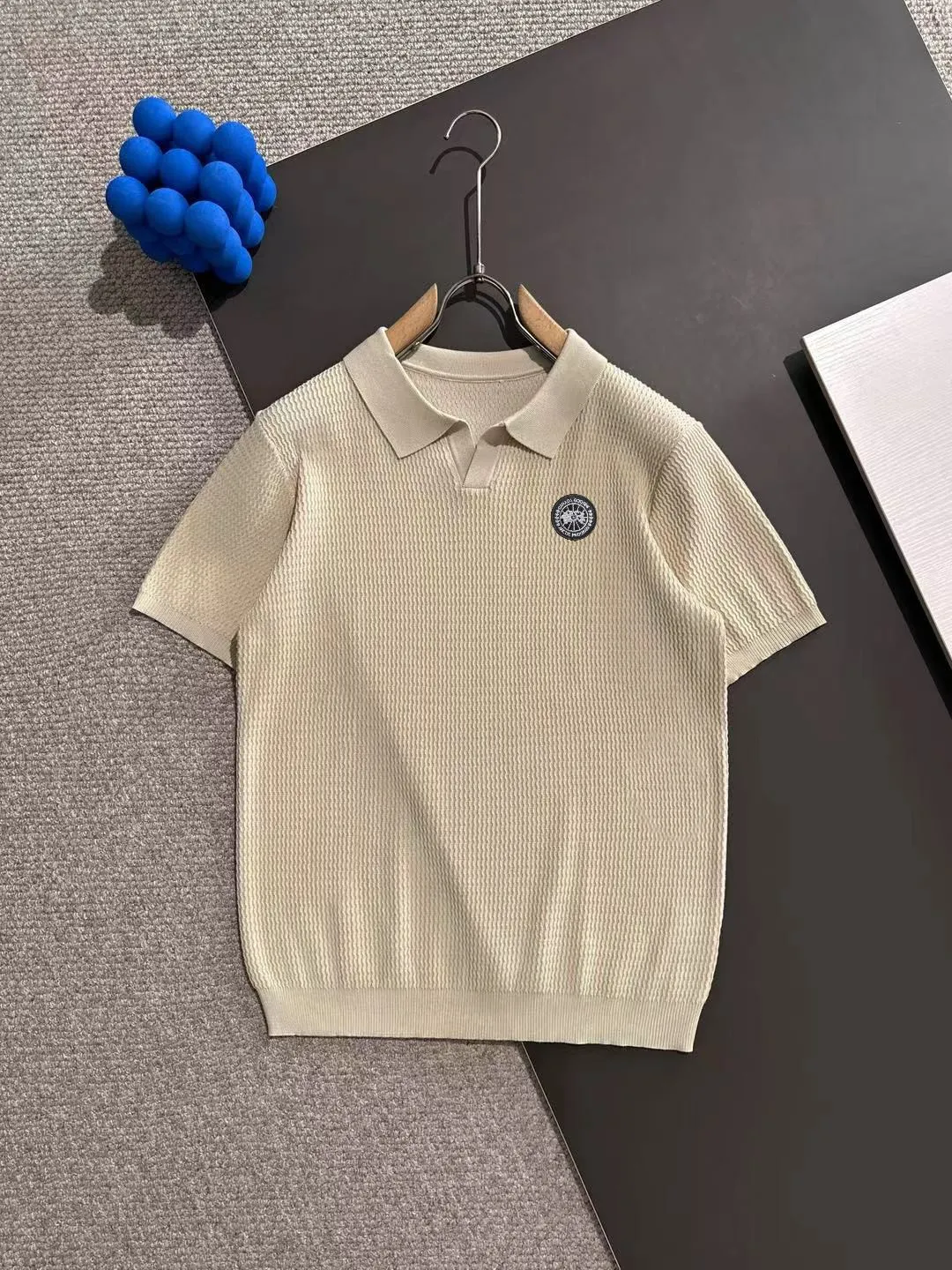 Next day shipment P300 High quality Big Goose 2025 new summer men's lapel short-sleeved knitted fabric Made of combed cotton yarn knitted cotton fabric, pure cotton high-weight special yarn, it feels full of weight when weighed, and the upper body is more textured than ordinary knitted fabrics. This texture can cope with the weather. Perfectly produced stitch by stitch according to the original version! Show nobility. Sizes: M to 3XL